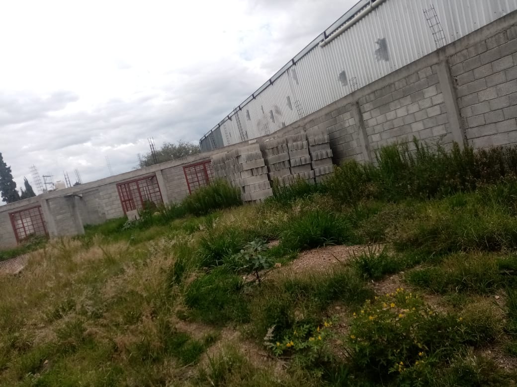 Terreno ubicado cerca del anillo vial Fray Junípero, 742m2 ideal para bodega, agua al corriente y luz a pie de lote.